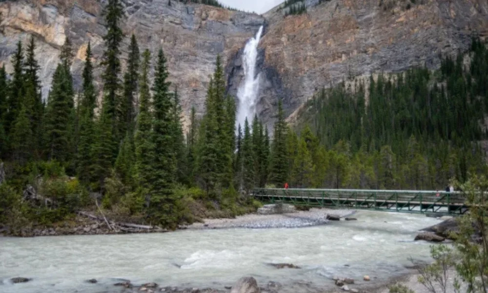A tall waterfall cascades down a rocky cliff-places to visit in washington state