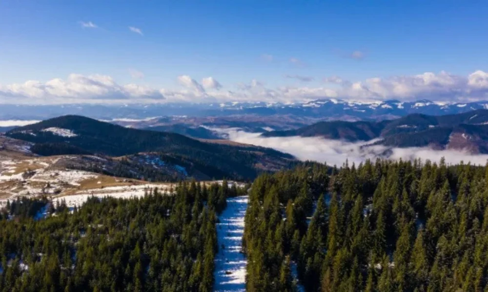 A panoramic view of a snow-dusted mountain landscape under a clear blue sky-places to visit in washington state