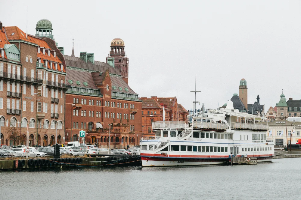 Hamburg Places to Visit: Green Escapes & Waterfront Views