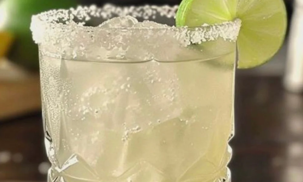Classic iced margarita in a salted glass garnish with fresh lime slice for perfect margarita recipes.